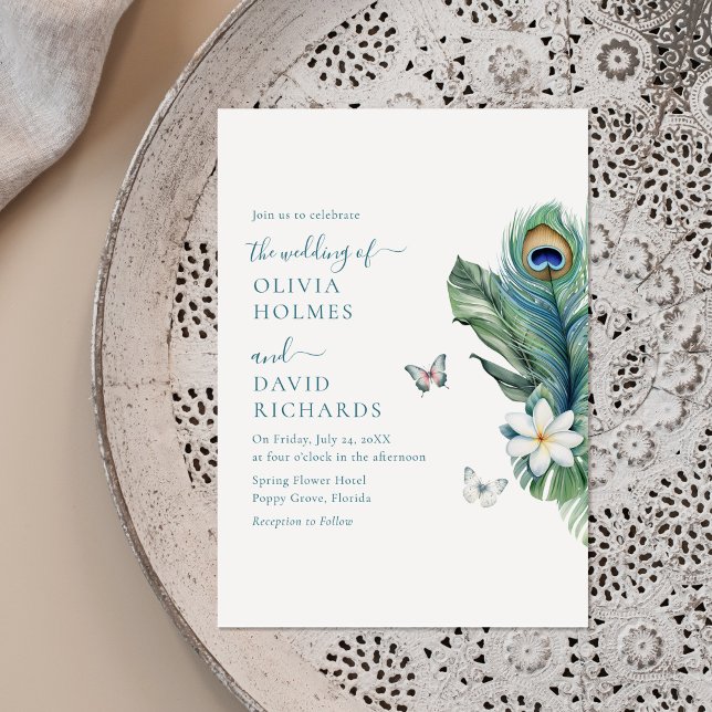 Convite de Casamento Borboleta Elegante Pena de Pa (Elegant Butterflies Peacock Feather Wedding Invite on a boho ceramic plate.)