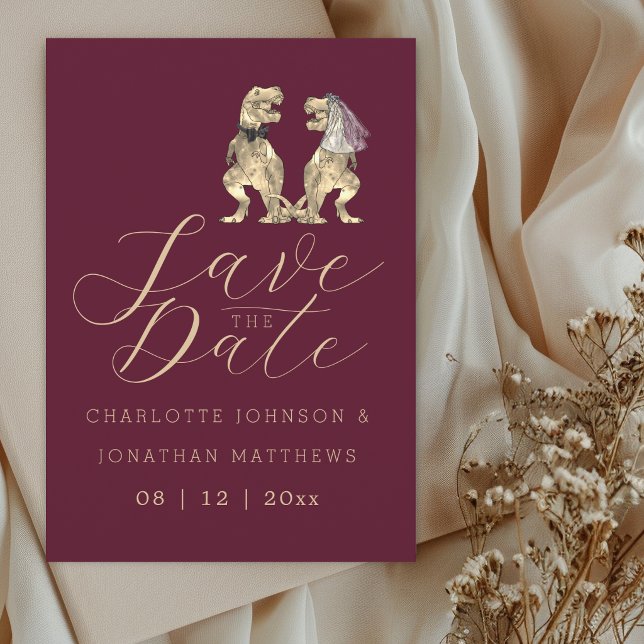 Convite de casamento borgonha com tema de dinossau (Simple dinosaur theme wedding burgundy save the date card Funny T-Rex bride and groom Jurassic dino)