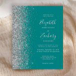 Convite de casamento brilhante de prata azul-lacri<br><div class="desc">A borda esquerda deste elegante convite de casamento moderno apresenta uma borda falsa de prata. O texto personalizável combina a escrita manual de cinzas prateadas pálidas,  fontes em copperplate e itálico em um fundo azul lacrimogêneo. O verso apresenta um cabo e design prateado correspondentes.</div>