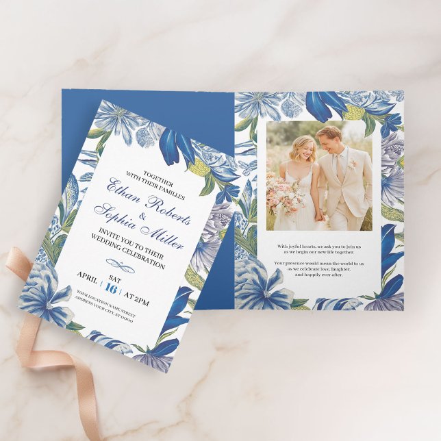 Convite de Casamento Clássico Azul Floral Dobrado (Criador carregado)