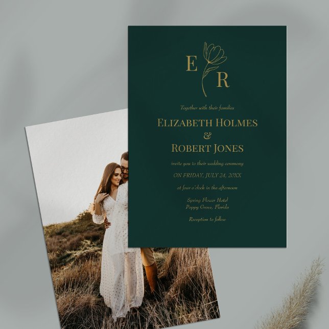 Convite de Casamento com Foto e Monograma Floral V (Emerald Green Floral Monogram Photo Wedding Invitation on a table.)