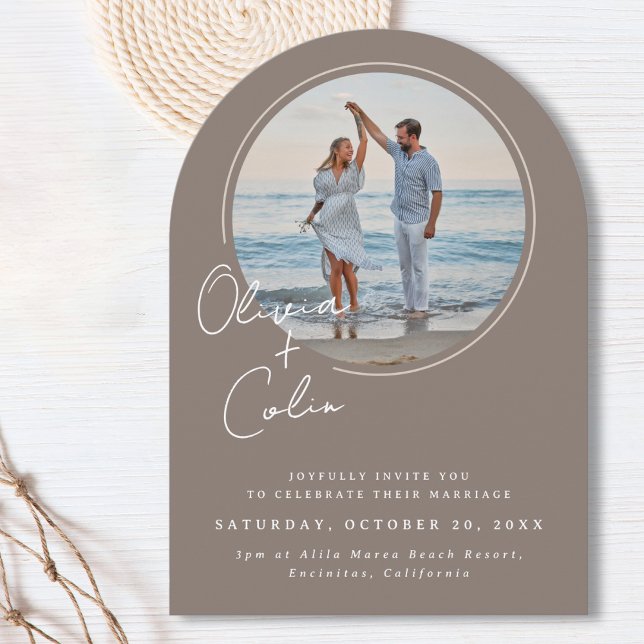Convite de Casamento com Foto em Arco e Nomes em S (Arched Round Photo Casual Script First Names Wedding Invitation in Taupe for Coastal Beach Wedding)