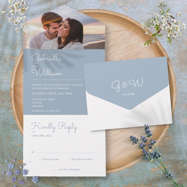 Convite de Casamento com Foto Monograma Azul Poeir (Simple Script Dusty Blue Monogram Photo Wedding All In One Invitation)