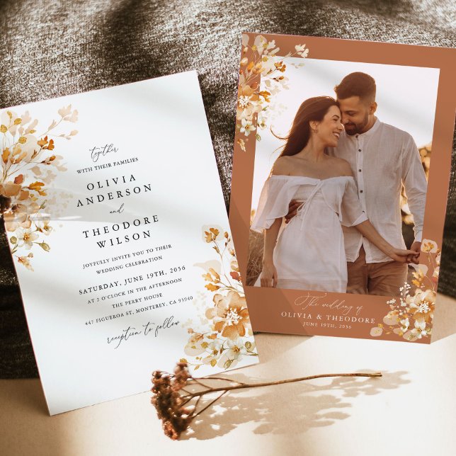 Convite de Casamento com Fundo de Foto Floral Terr (Terracotta elegant floral wedding invitation photo back with framed couple portrait and gold accents)