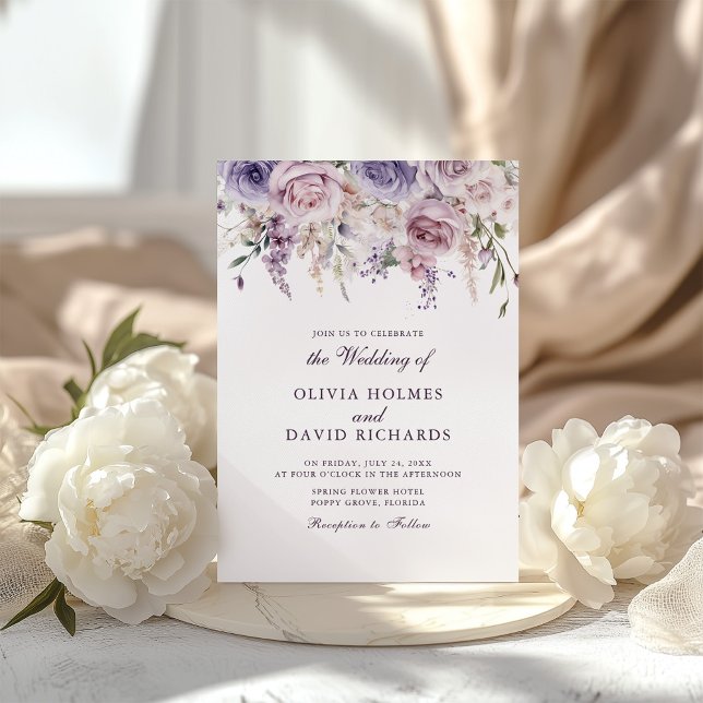 Convite de Casamento com Monograma Floral Lilás (Boho Chic Mauve Lilac Floral Wedding Invitation on a boho table with white peonies)