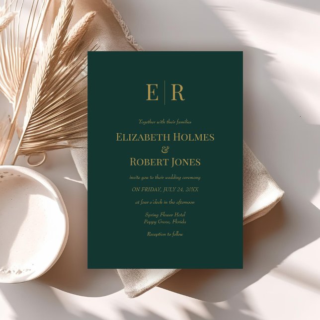 Convite de Casamento com Monograma Verde Esmeralda (Modern Elegant Emerald Green Monogram Wedding Invitation on a table.)
