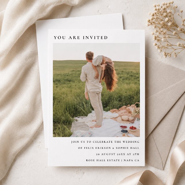 Convite de Casamento | Convites Minimalistas com F (Custom photo wedding invitation with minimalist serif text for elegant ceremony details.)