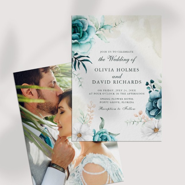 Convite de casamento de Foto de Flores Selvagens d (Off-White Teal Wildflowers Photo Wedding Invite on a white table.)