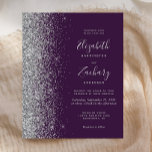 Convite de casamento de Largura de Prata Roxa Escu<br><div class="desc">A borda esquerda deste elegante convite de casamento moderno apresenta uma borda falsa de prata. O texto personalizável combina a escrita manual de cinzas prateadas pálidas,  fontes copperplate e itálico em um fundo roxo escuro. O verso apresenta um design púrpura e prateado.</div>