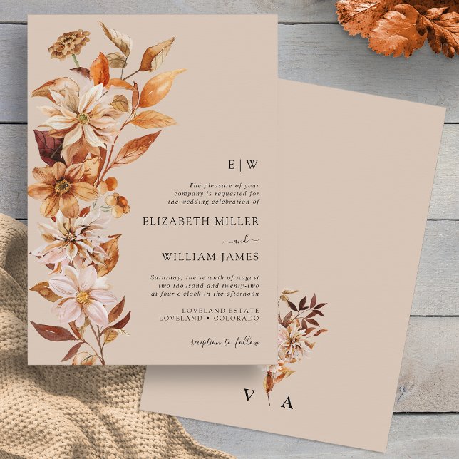 Convite de Casamento de Outono com Monograma (Monogram Fall Floral Taupe Wedding Invitation by Painted Paperie
)