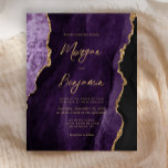 Convite de casamento de Script Agate Roxo do Orçam<br><div class="desc">Este elegante convite de casamento apresenta uma imagem de fundo da cor da água púrpura,  cortada com uma falso brilho dourado. O texto personalizável combina manuscrito,  protetor e fontes itálicas de cor dourada. O verso apresenta uma design de agata roxa e dourada coordenadora.</div>