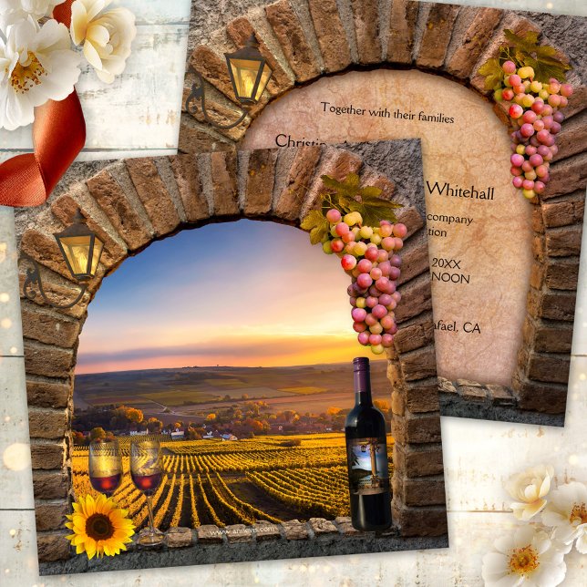 Convite de Casamento de Vinhedo Vinícola Paisagem (Wedding invitation featuring a classic Roman arch with wine, grapes, a lantern and sunflower)