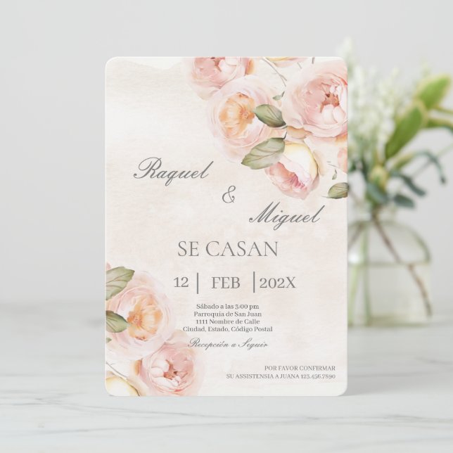 Convite de casamento espanhol flor de pêssego bege (Em pé/Frente)