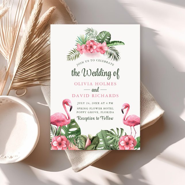 Convite de Casamento Flamingo Tropical Aquarela (Watercolor Tropical Flamingo Wedding Invitation on a sunny neutral boho table with dry palm leaf.)