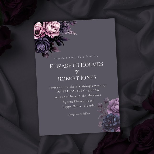 Convite de Casamento Floral Ameixa Gótica (Gothic Plum Floral Wedding Invitation on a gothic wedding table with dark roses)