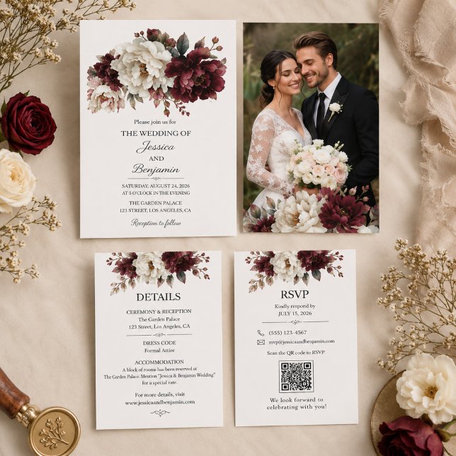 Convite de Casamento Floral Borgonha e Marfim (Criador carregado)