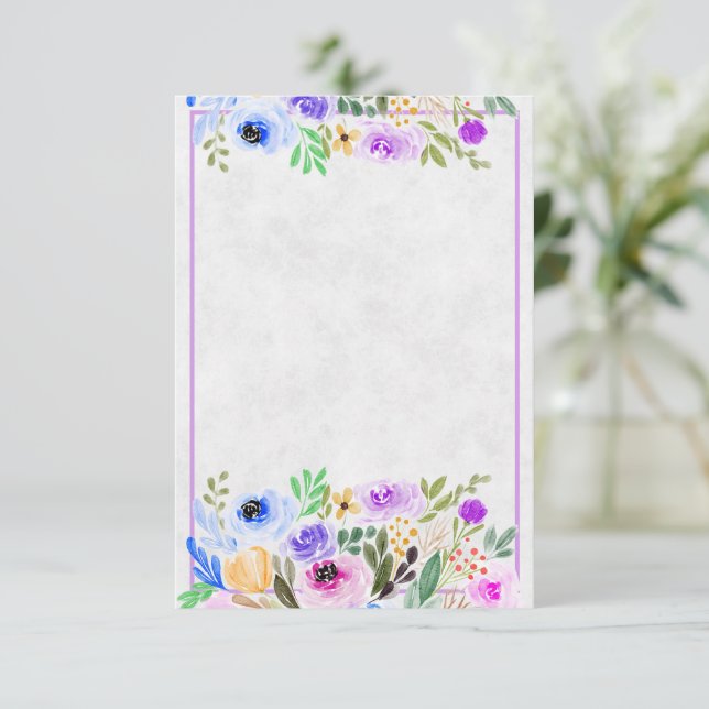 Convite de casamento floral em aquarela roxo e azu (Em pé/Frente)