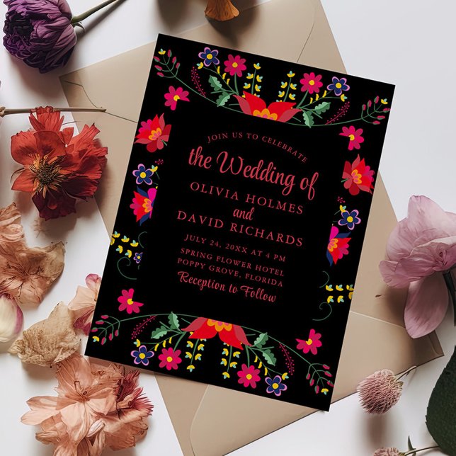 Convite de casamento Floral Fiesta, vermelho e pre (Red and Black Mexican Floral Fiesta Wedding Invite on a table with colorful flowers.)