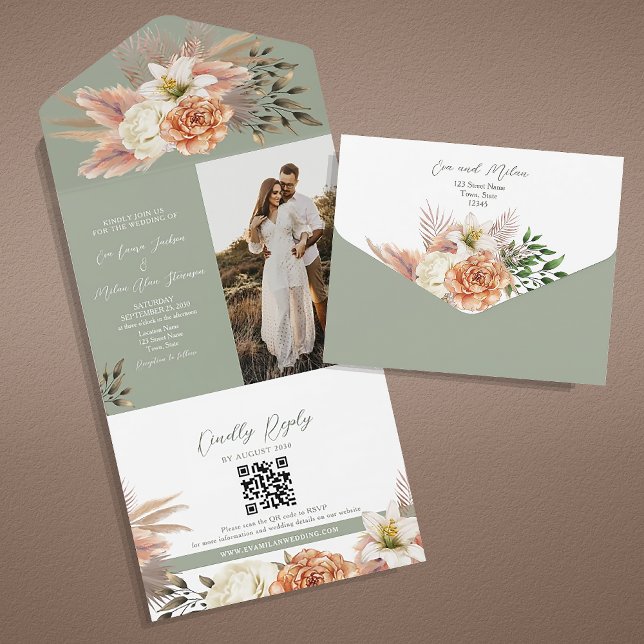 Convite de Casamento Floral Pêssego e Verde Salvia (Criador carregado)