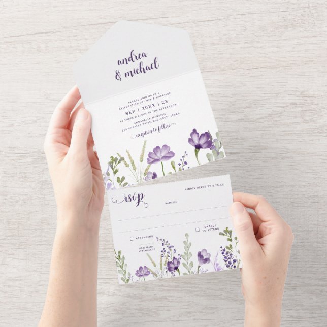 Convite de Casamento Floral Roxo com RSVP Anexado (Aba destacável)