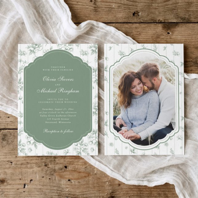 Convite de Casamento Foto em Toile Verde Sage Mold (Sage green French toile photo wedding invitation with scalloped frame and vintage florals.)