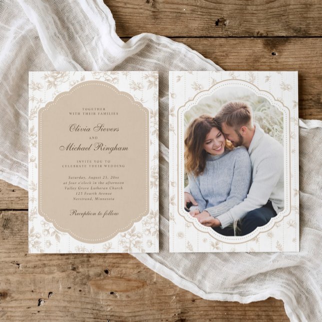 Convite de Casamento Foto Toile Bege Creme Antigo (Vintage beige French floral photo wedding invitation with scalloped frame and engagement photo)