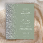 Convite de casamento Glitter Verde Silver Sage do<br><div class="desc">A borda esquerda deste elegante convite de casamento moderno apresenta uma borda falsa de prata. O texto personalizável combina manuscrito branco,  fontes em copperplate e itálico em um fundo verde sábio. O verso apresenta um design verde-sábio e prateado correspondentes.</div>