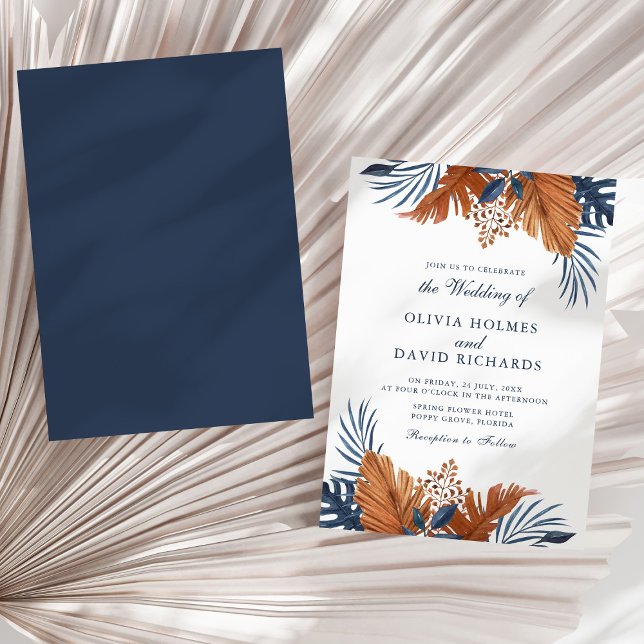 Convite de Casamento Midnight Blue Tropical Monste (Midnight Blue Tropical Monstera Wedding Invitation on a sunny neutral dry palm leaf.)