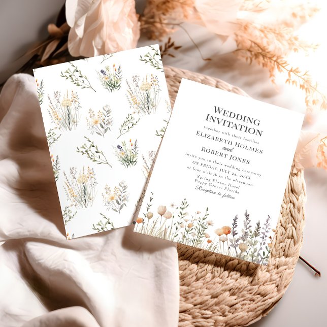 Convite de Casamento para Prado de Flores Silvestr (Peach Wildflower Meadow Wedding Invite on a table with neutral boho decoration.)