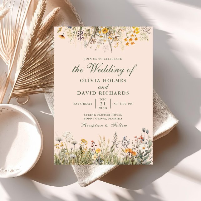 Convite de Casamento para Prado de Flores Silvestr (Peach Fuzz Wildflower Meadow Wedding Invite on a table with boho decor and dry flowers.)