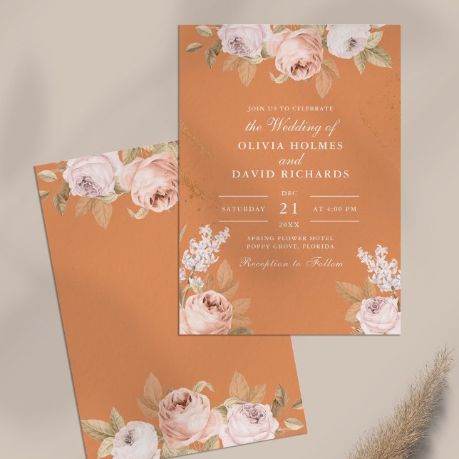 Convite de Casamento Peônias Dourado Boêmio (Bohemian Apricot Peonies Wedding Invitation on neutral table)