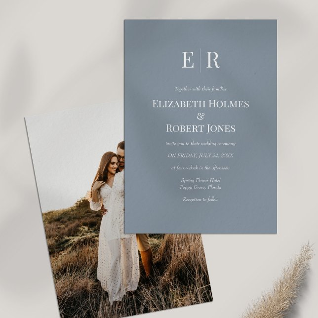 Convite de Casamento Personalizado com Foto em Azu (Dusty Blue Monogram Custom Photo Wedding Invitation on white table with dry wildflower.)