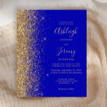 Convite de casamento Real Azul Dourado da Largura<br><div class="desc">A borda esquerda deste elegante convite de casamento moderno apresenta uma borda falsa de ouro. O texto personalizável combina manuscrito dourado,  copperplate e fontes itálicas em um fundo azul real. O verso apresenta um design azul real e dourado.</div>
