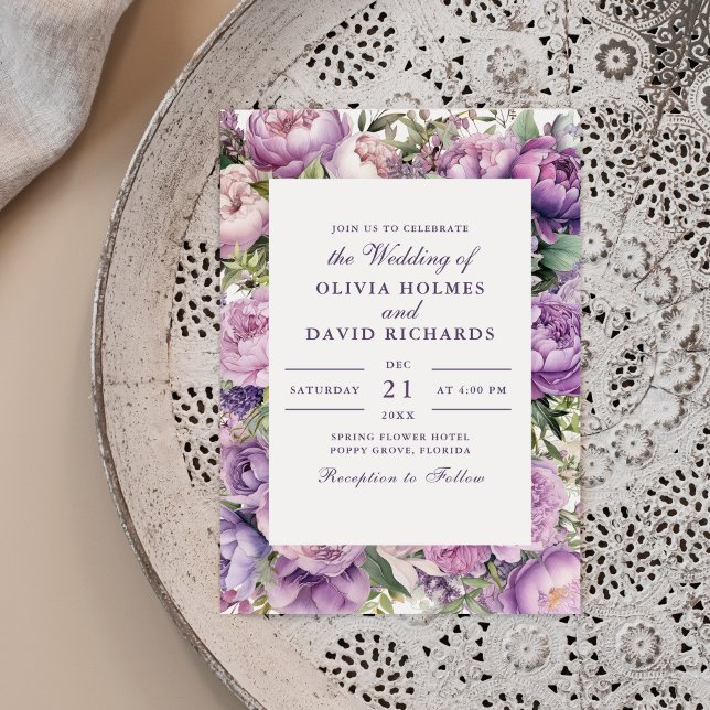 Convite de Casamento Rustico Lilás Lavanda e Peôni (Rustic Lilac Lavender and Peony Wedding Invitation on a neutral boho plate.)
