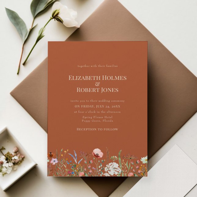 Convite de Casamento Terracota Boho Flor Silvestre (Terracotta Boho Wildflower Wedding Invitation n wedding table with flowers and decoration.)