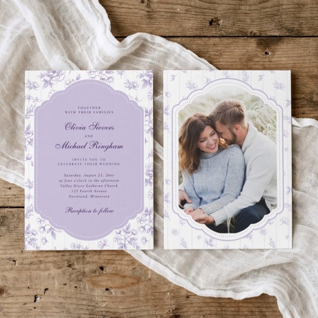 Convite de Casamento Toile Lilás Roxo Vintage Quad (Vintage lavender French floral photo wedding invitation with scalloped frame and engagement photo)