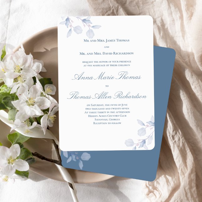 Convite de Casamento Tradicional Botânico Azul Emp (Dusty blue botanical wedding invitation with both families hosting and classic wording.)