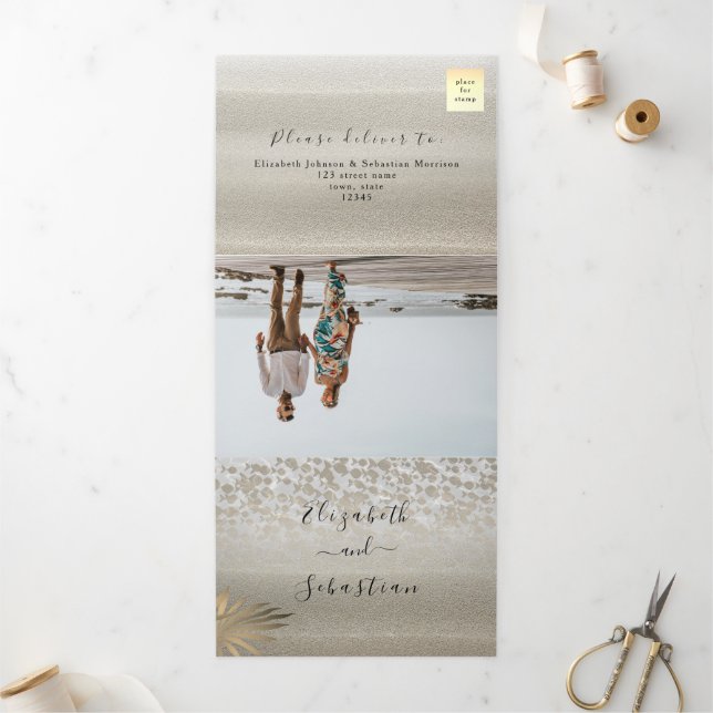 Convite de Casamento Tri-Fold de Foto de Praia (Fora)