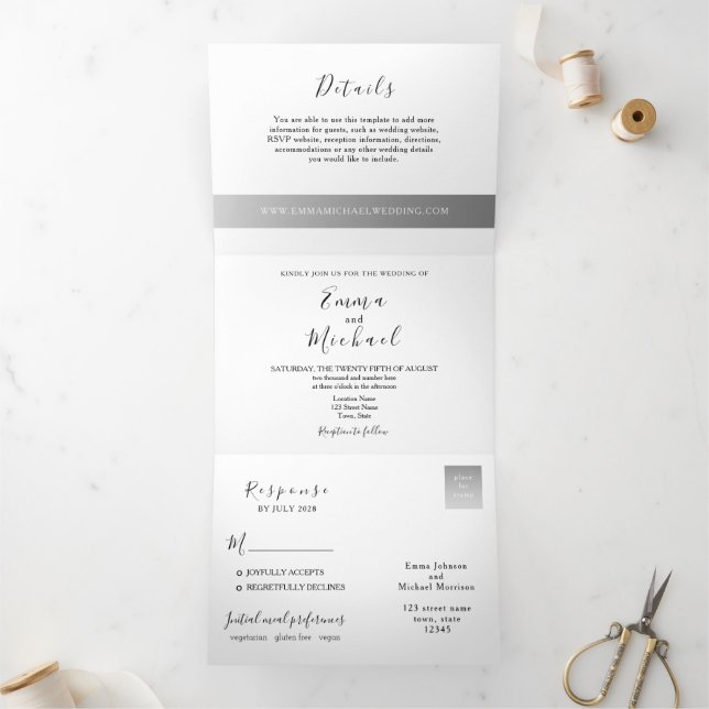Convite de Casamento Tri-Fold de Script Mínimo (Dentro)