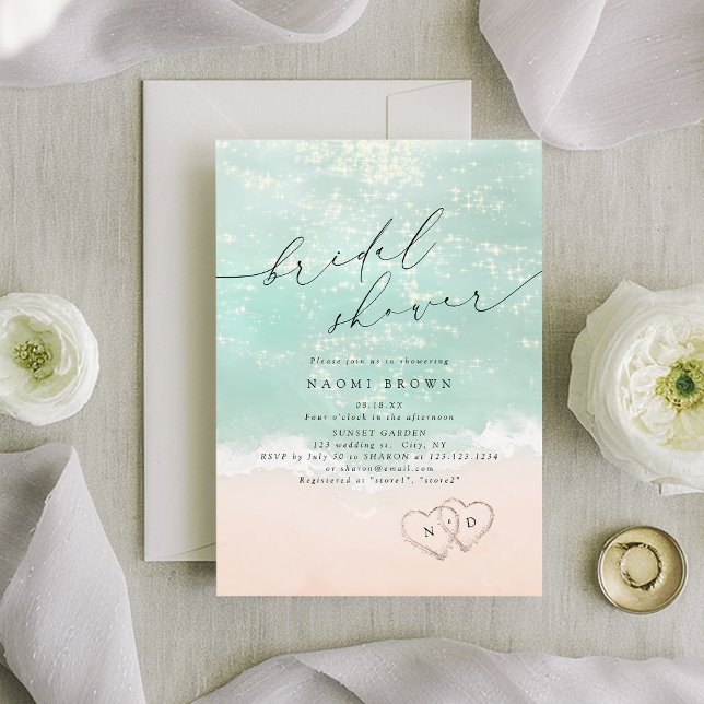 Convite de Chá de Noiva de Coração de Areia com Le (Modern Script Sand Hearts Beach Bridal Shower Invitation)
