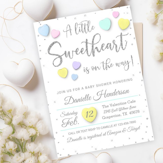 Convite de Chuvada de Bebê Corações de Doce do Dia (Cute candy heart neutral baby shower invitation. )