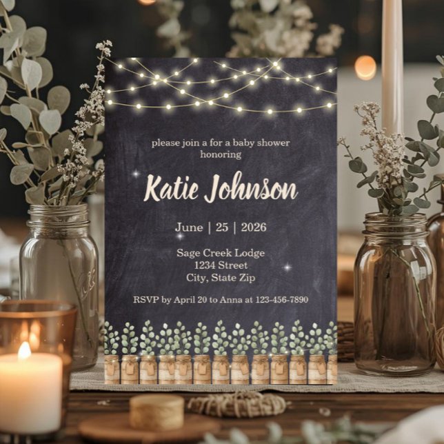 Convite de Chuveiro de Bebê com Jarra de Pedra e F (Rustic chalkboard baby shower invite with mason jars, greenery & string lights for woodland themes)