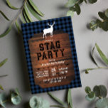 Convite de despedida de solteiro Blue Buffalo Chec<br><div class="desc">Convite de despedida de solteiro rústico com a silhueta branca de um cervo, xadrez azul de búfalo e textura de madeira. Convite de despedida de solteiro com xadrez azul de búfalo com fontes legais e textura de madeira impressa. Convite de despedida de solteiro com textura de madeira com um cervo...</div>