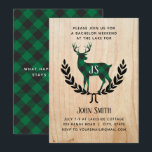 Convite de Despedida de Solteiro com Xadrez de Búf<br><div class="desc">O convite perfeito para uma despedida de solteiro em uma cabana no fim de semana! Este convite apresenta um fundo rústico com um veado xadrez de búfalo verde para um visual ao ar livre. Personalize adicionando as iniciais do noivo, nome e informações da festa. Espaço adicional no verso para mais...</div>