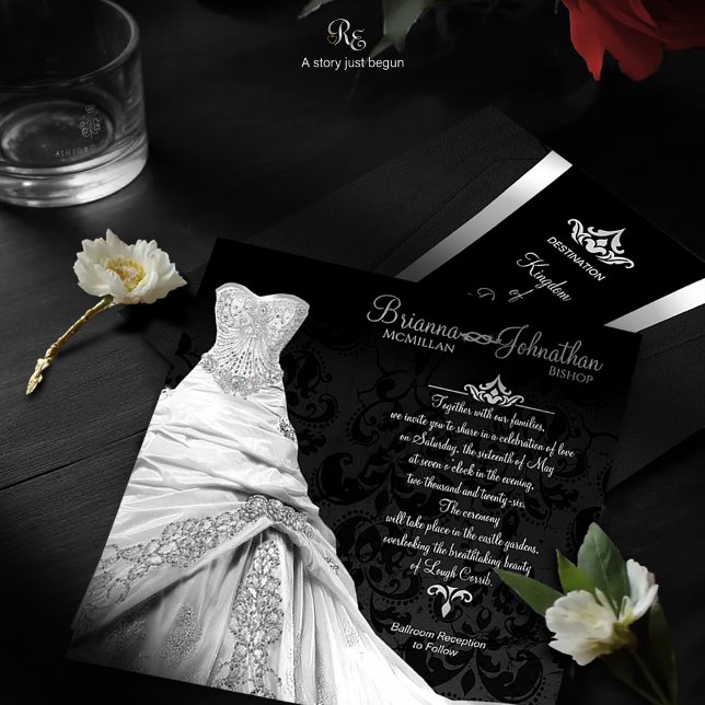 Convite de destino Black Tie Luxe (Front and back view of the Black Tie Luxe invitation featuring tuxedo and ball gown details.)