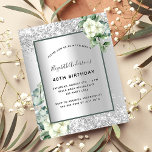 Convite de eucalipto floral prateado<br><div class="desc">Fundo de aspecto fino prateado decorado com flores brancas,  flores,  verde eucalipto e brilho falso prateado,  faíscas. Personalize e adicione seu nome e detalhes da festa. Letras negras.</div>