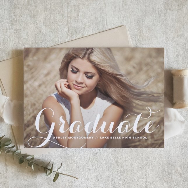 Convite de Festa de Formatura com Caligrafia Moder (Customizable photo graduation invitation featuring whimsical calligraphy. )