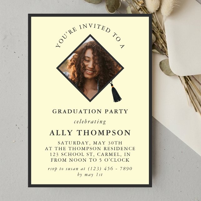Convite de Festa de Formatura com Moldura de Foto  (Modern Yellow Photo Frame Graduation Party Invitation)