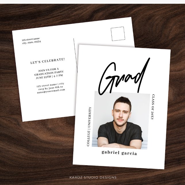 Convite de Festa de formatura de Script Mínimo Mod (Personalize this graduation party invitation, shown in a 5.6 x 4.25" front and back postcard)