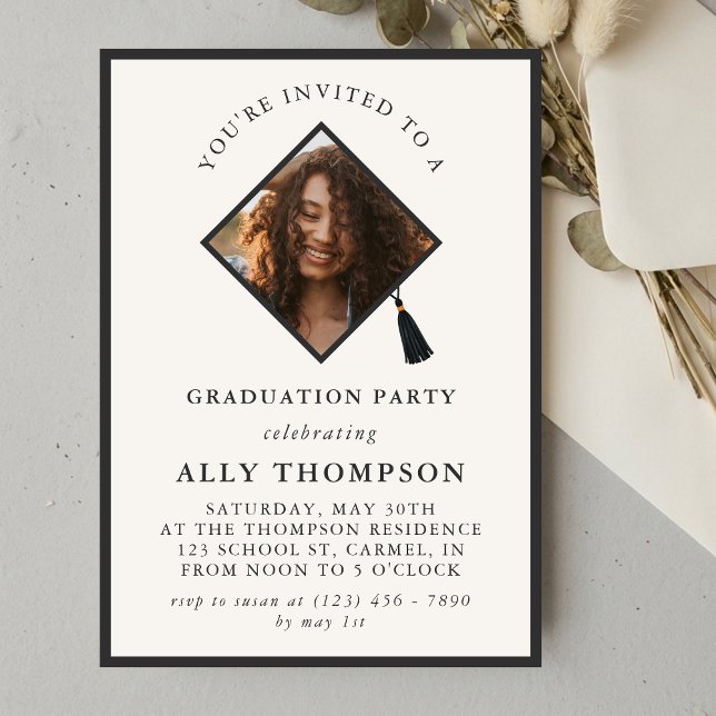 Convite de Festa de Formatura em Moldura de Foto d (Modern Ivory Photo Frame Graduation Party Invitation)